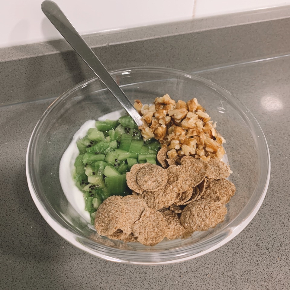 Yogur natural con kiwi, nueces y cereales Yogur natural con kiwi, nueces y cereales