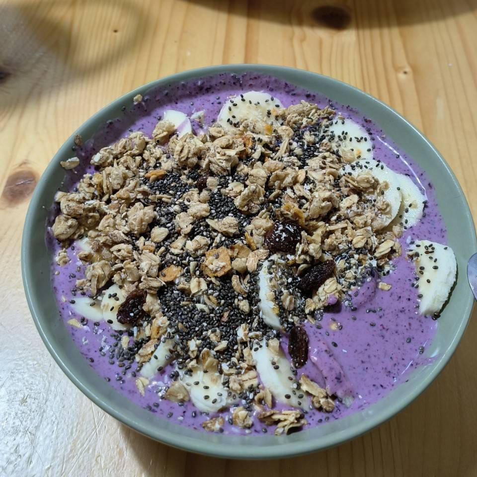 Yogurt de frutos del bosque con granola,chia y plátano. Yogurt de frutos del bosque con granola,chia y plátano.