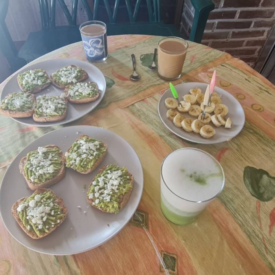 Pan integral con aguacate y queso feta platano y cafe Pan integral con aguacate y queso feta platano y cafe