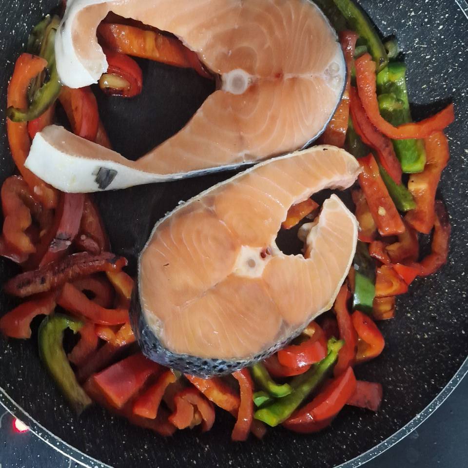Salmón con pimientos