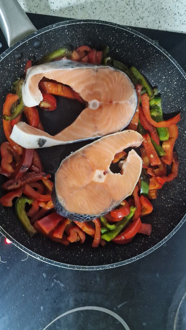 Salmón con pimientos Paso 1