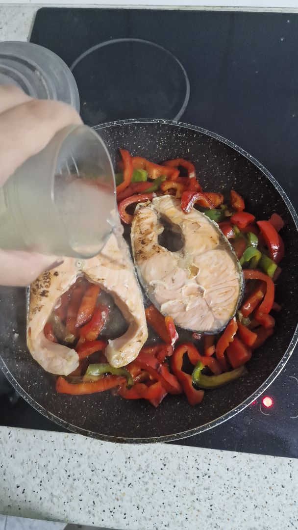 Salmón con pimientos Paso 2
