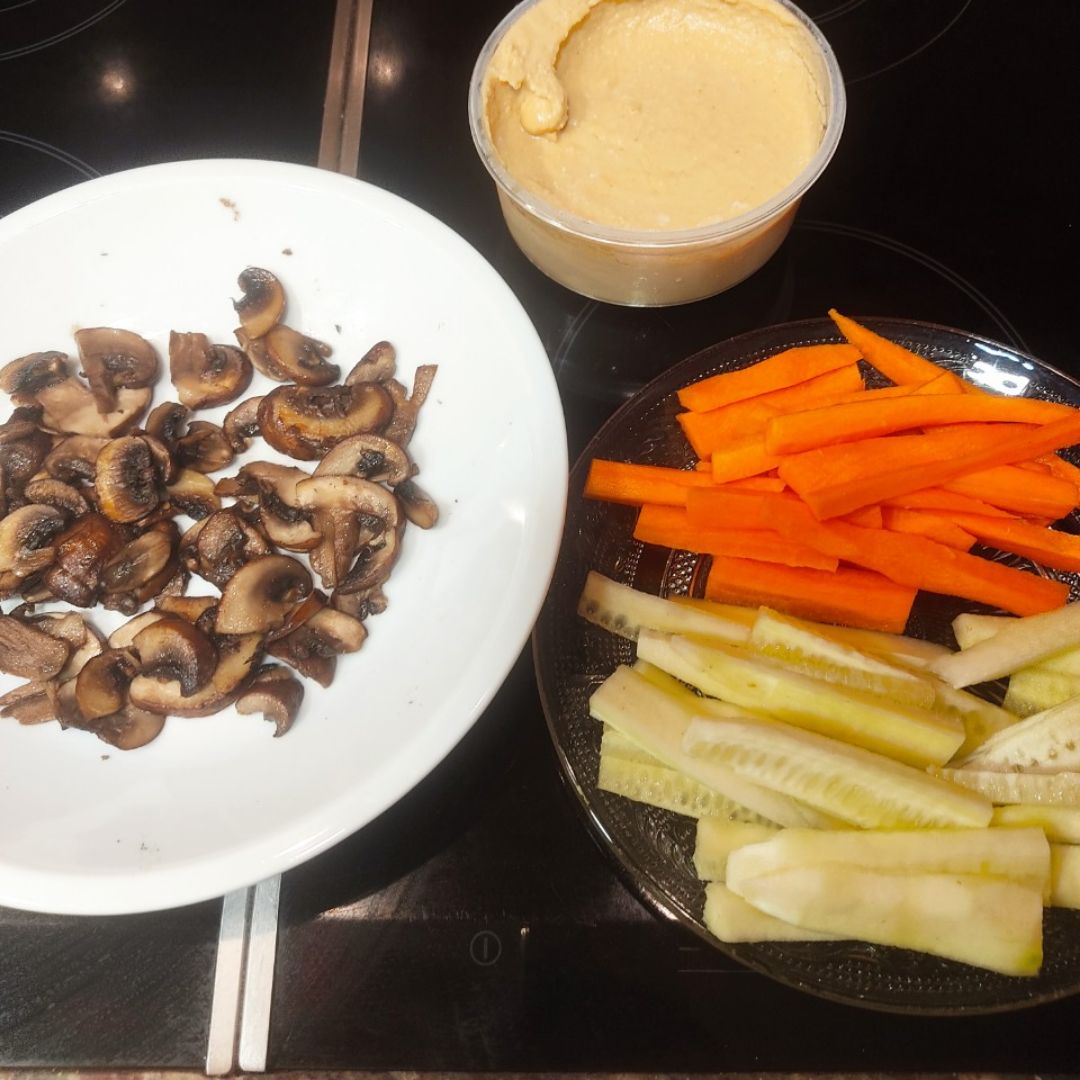 Crudites con hummus y champiñones Crudites con hummus y champiñones