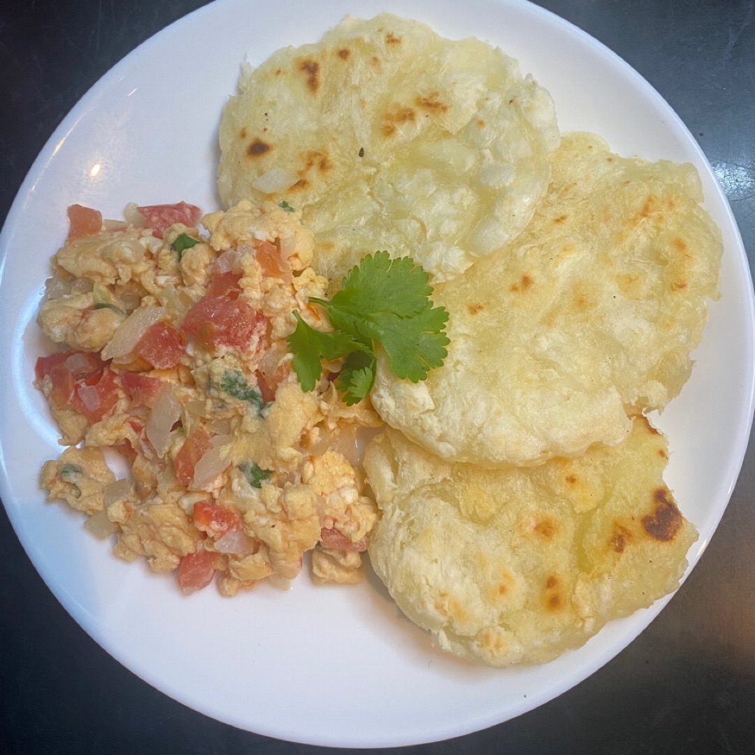 Arepas de yuca con huevo revuelto y le agregue cebolla tomare y cilantro 😍 #madrid #cena #estilodevida Arepas de yuca con huevo revuelto y le agregue cebolla tomare y cilantro 😍 #madrid #cena #estilodevida