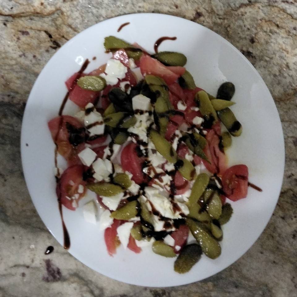 Ensalada de tomate, pepinillos y queso fresco