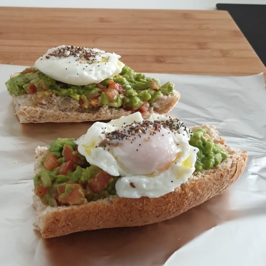 Tostada con guacamole y huevo poche