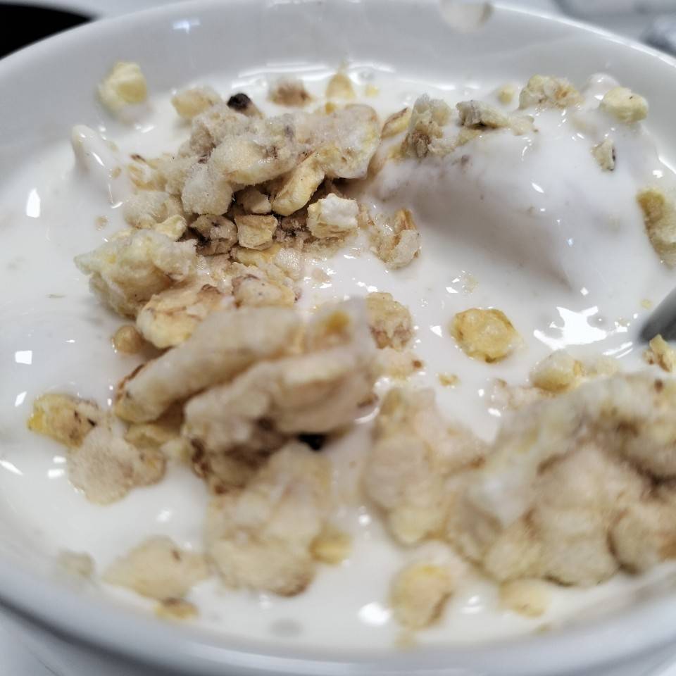 Kéfir con plátano arándanos y muesli