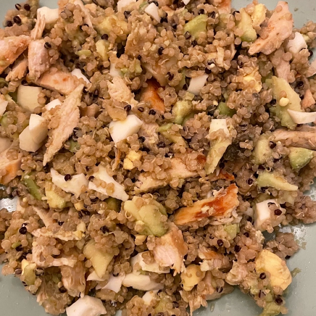 Quinoa con pollo, aguacate y huevo cocido Quinoa con pollo, aguacate y huevo cocido