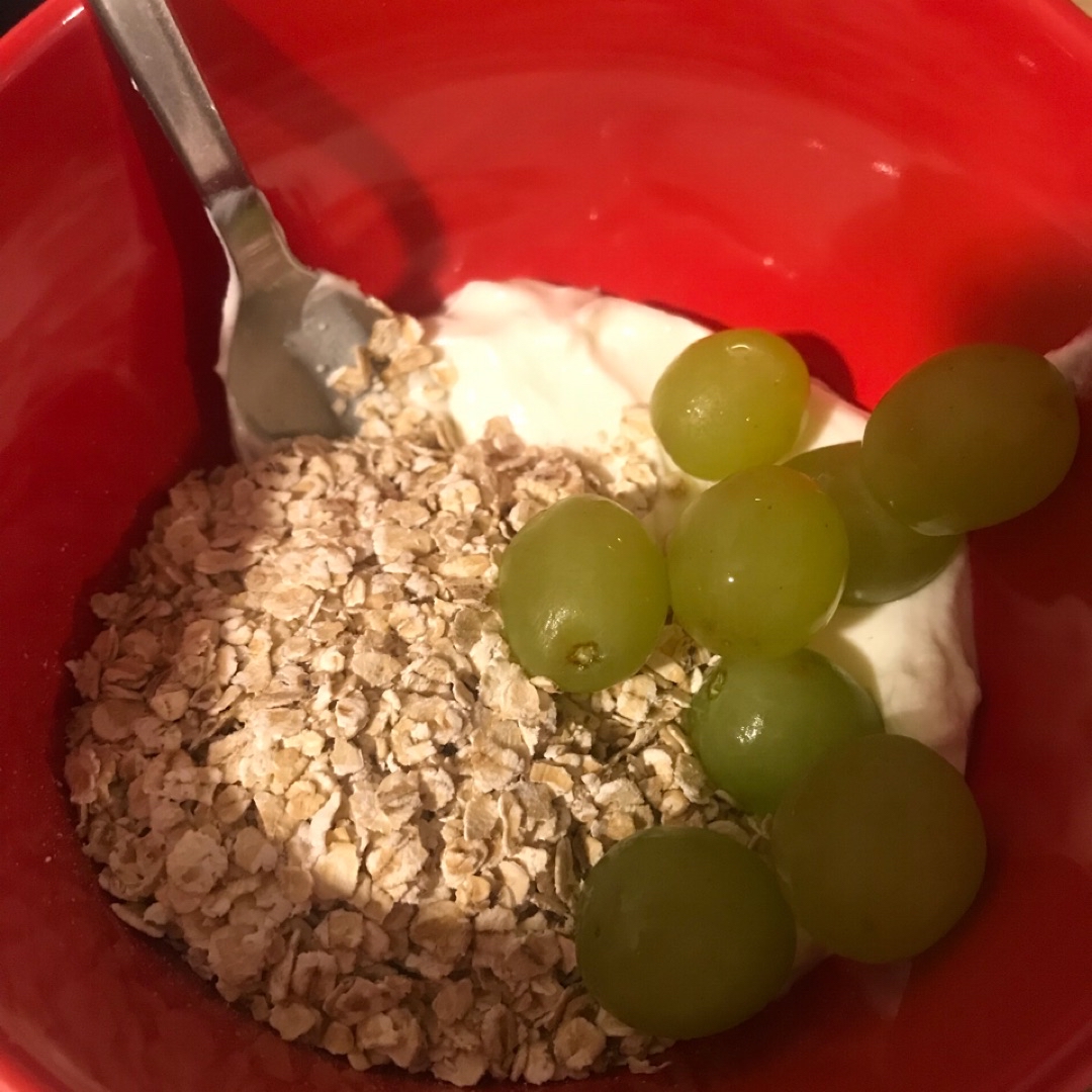 Yogur con avena y uvas Yogur con avena y uvas