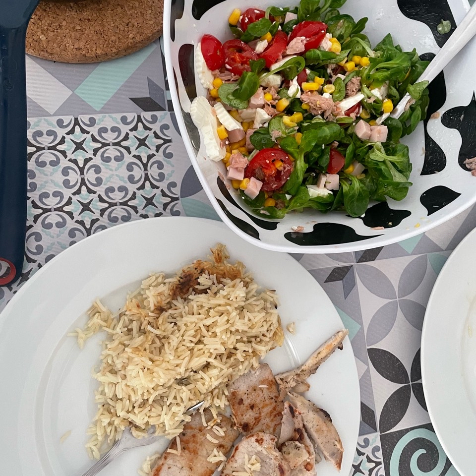 Arroz basmati con lomo a la plancha acompañada con una ensalada 