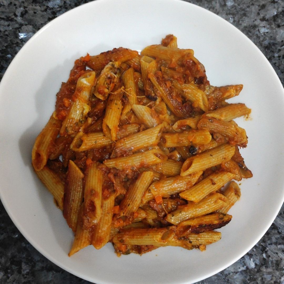 Macarrones integrales con salsa boloñesa y queso mozzarella 