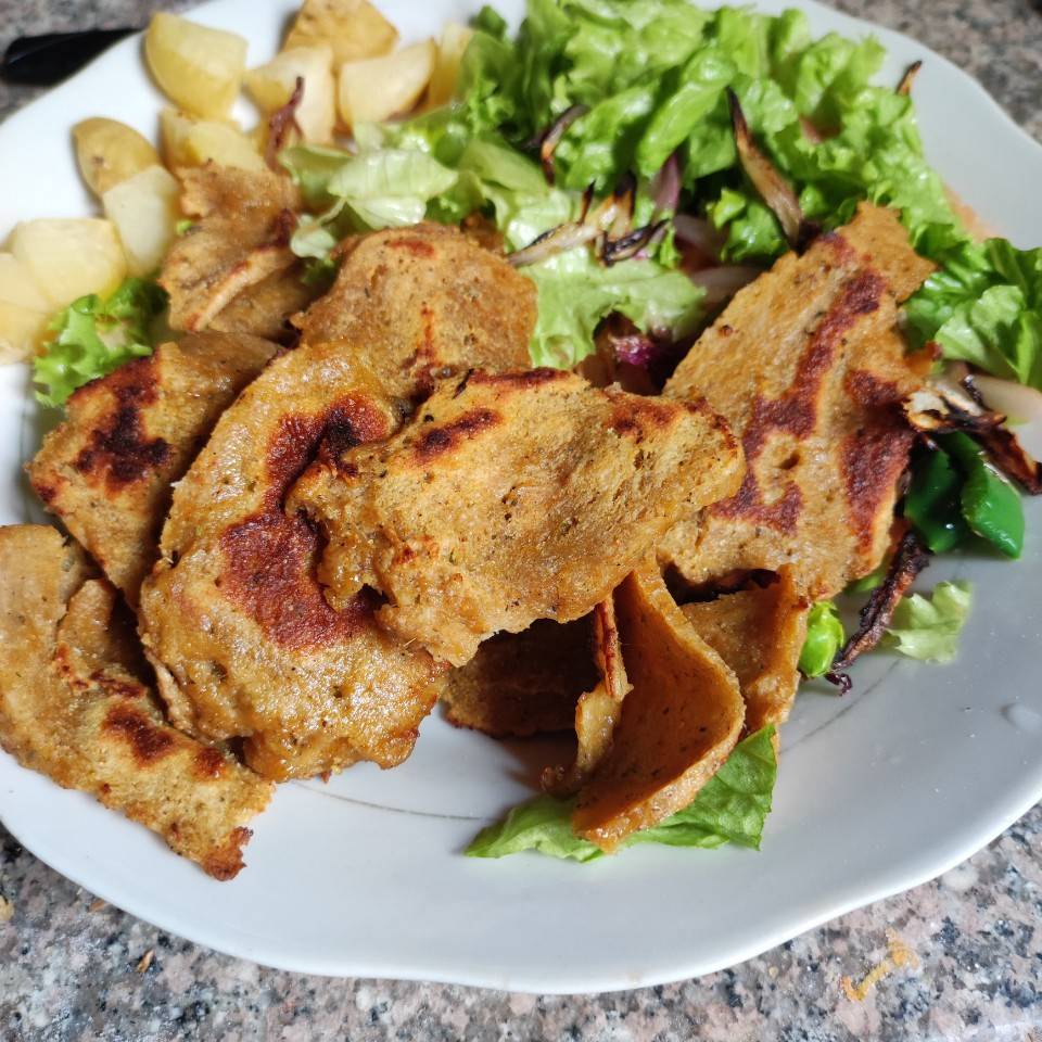 Seitan con patatas y ensalada 