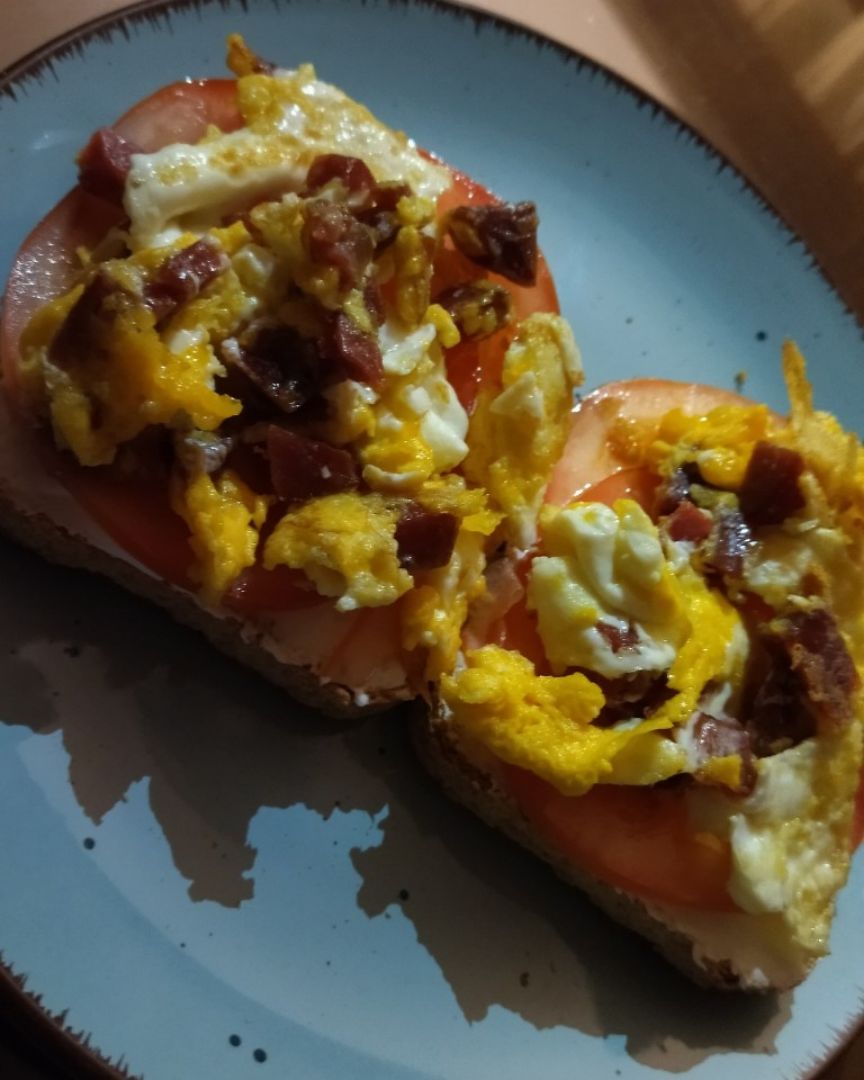 Tostas con huevos revueltos Tostas con huevos revueltos