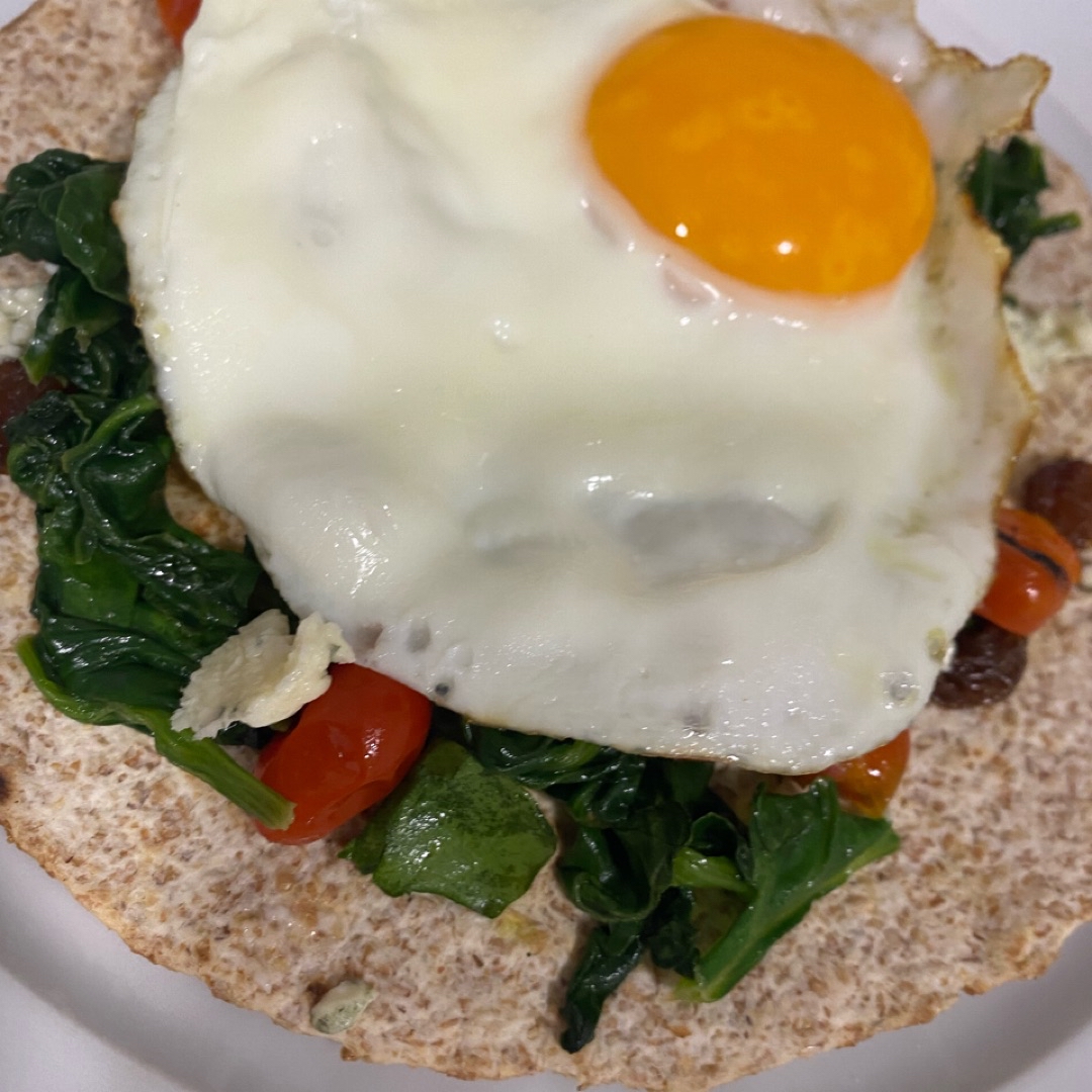 Fajita con espinacas y huevo
