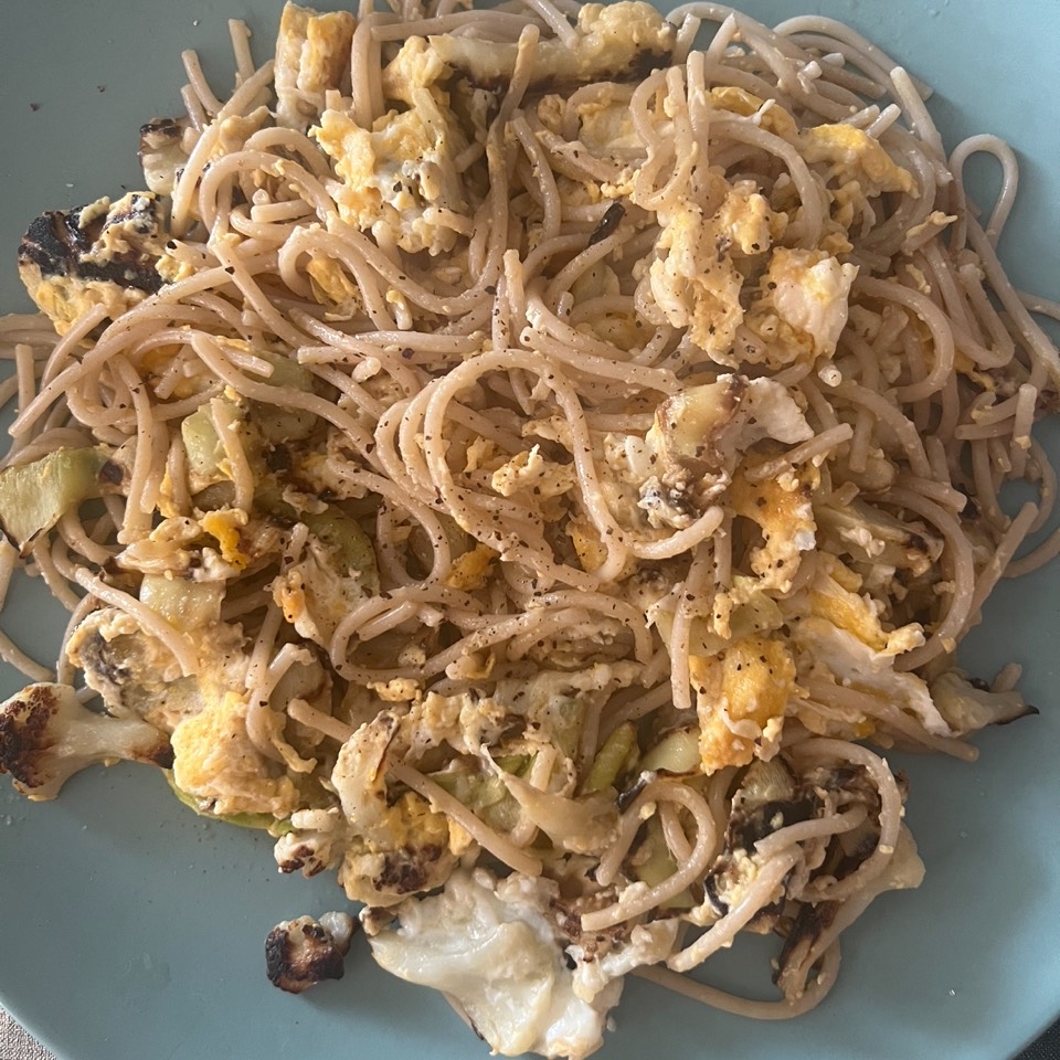 Espaguetis de espelta con tiras de calabacín + huevo + coliflor y pimienta negra