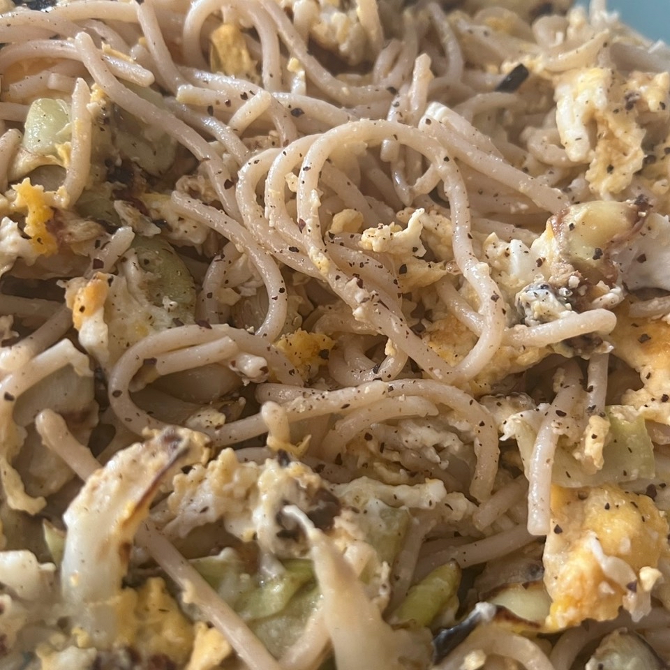 Espaguetis de espelta con tiras de calabacín + huevo + coliflor y pimienta negra