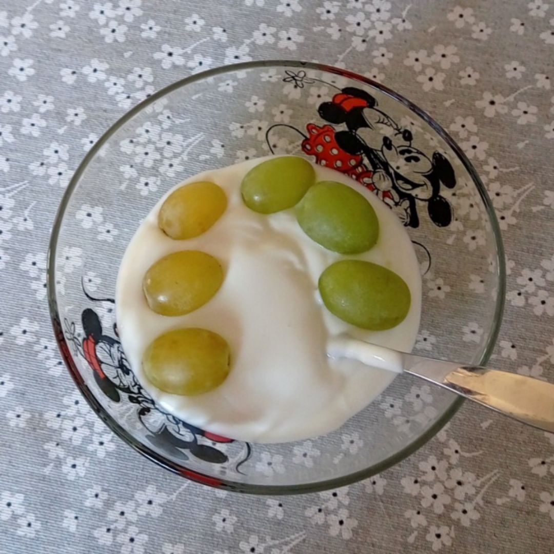 Yogur de plátano con uvas 