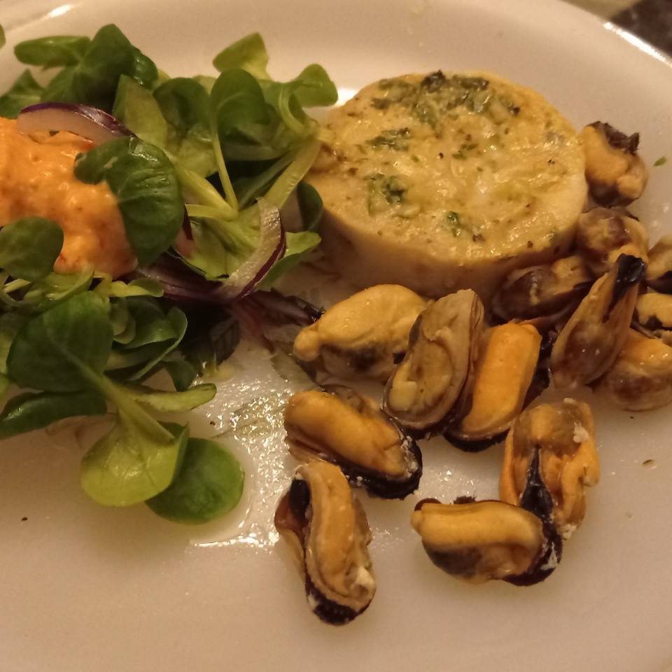 Papillote de Merluza y mejillones aderezado con mostaza Dijon a la trufa.