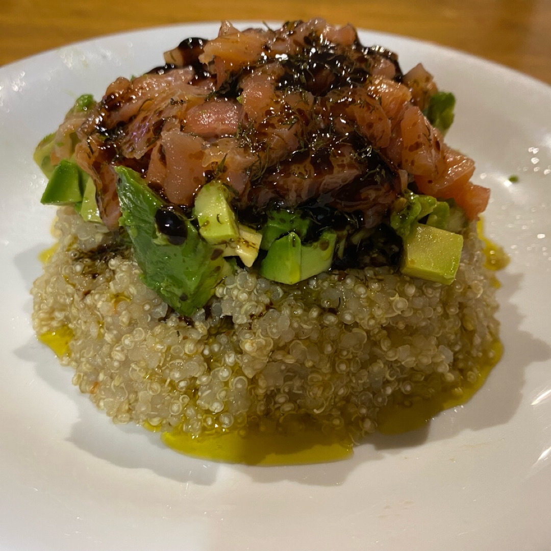 Timbal de quinoa, salmón y aguacate Timbal de quinoa, salmón y aguacate
