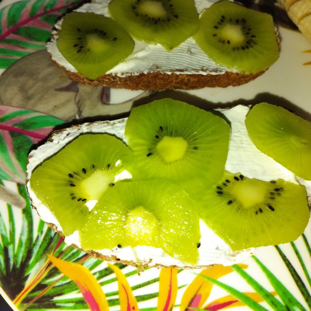 Tostada de crema de queso con kiwi Tostada de crema de queso con kiwi