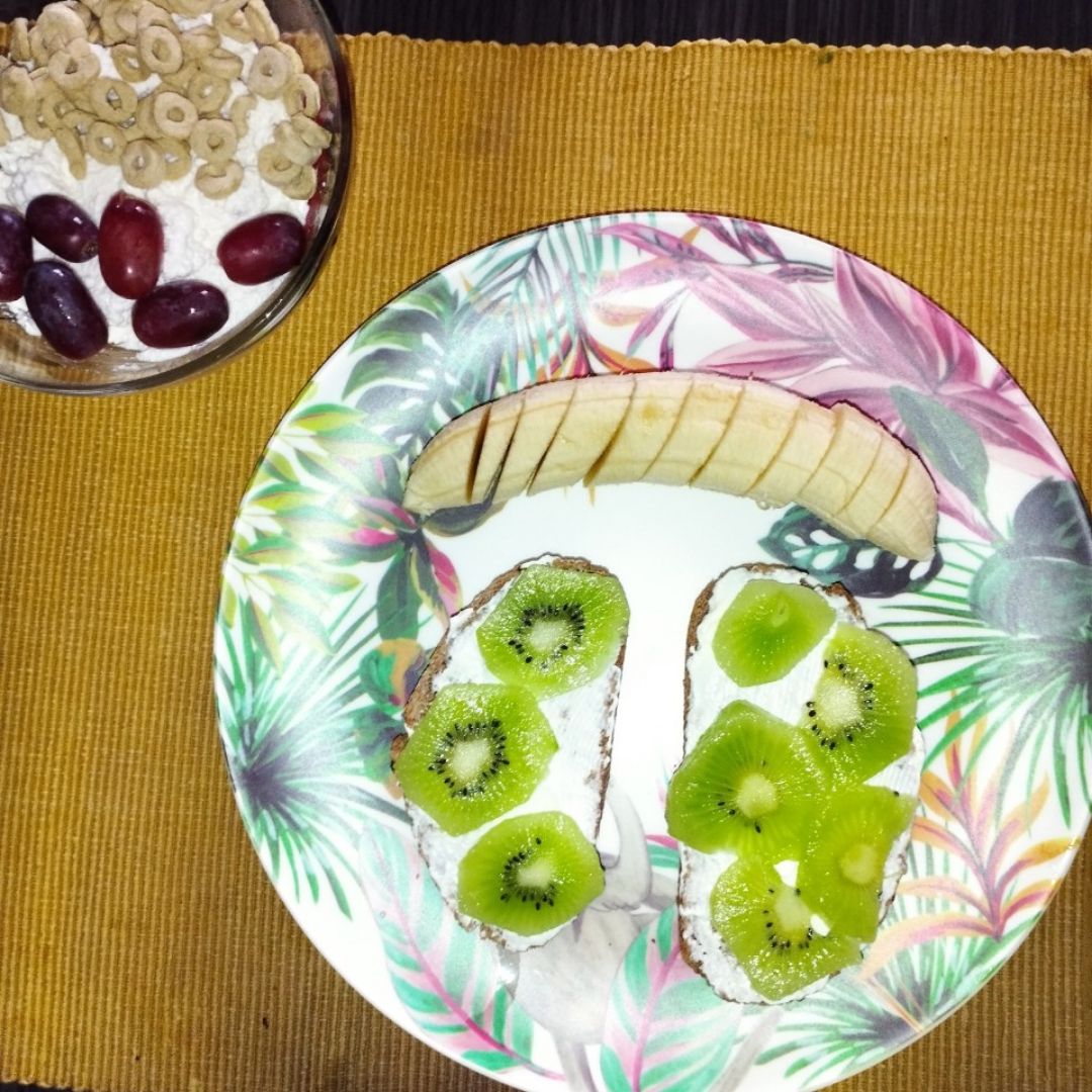 Tostada de crema de queso con kiwi Paso 1 Tostada de crema de queso con kiwi Paso 1