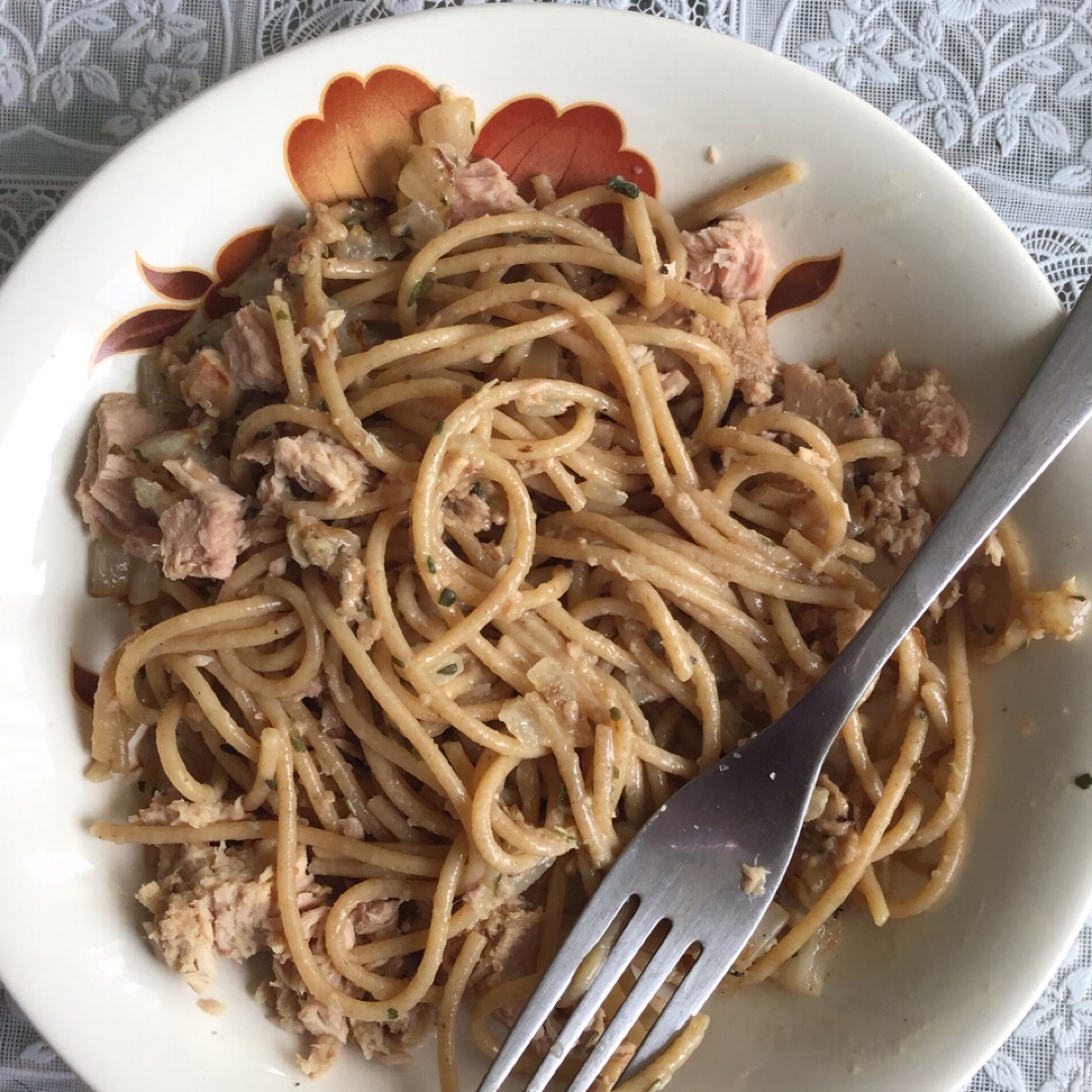 Pasta con salsa y atún Pasta con salsa y atún