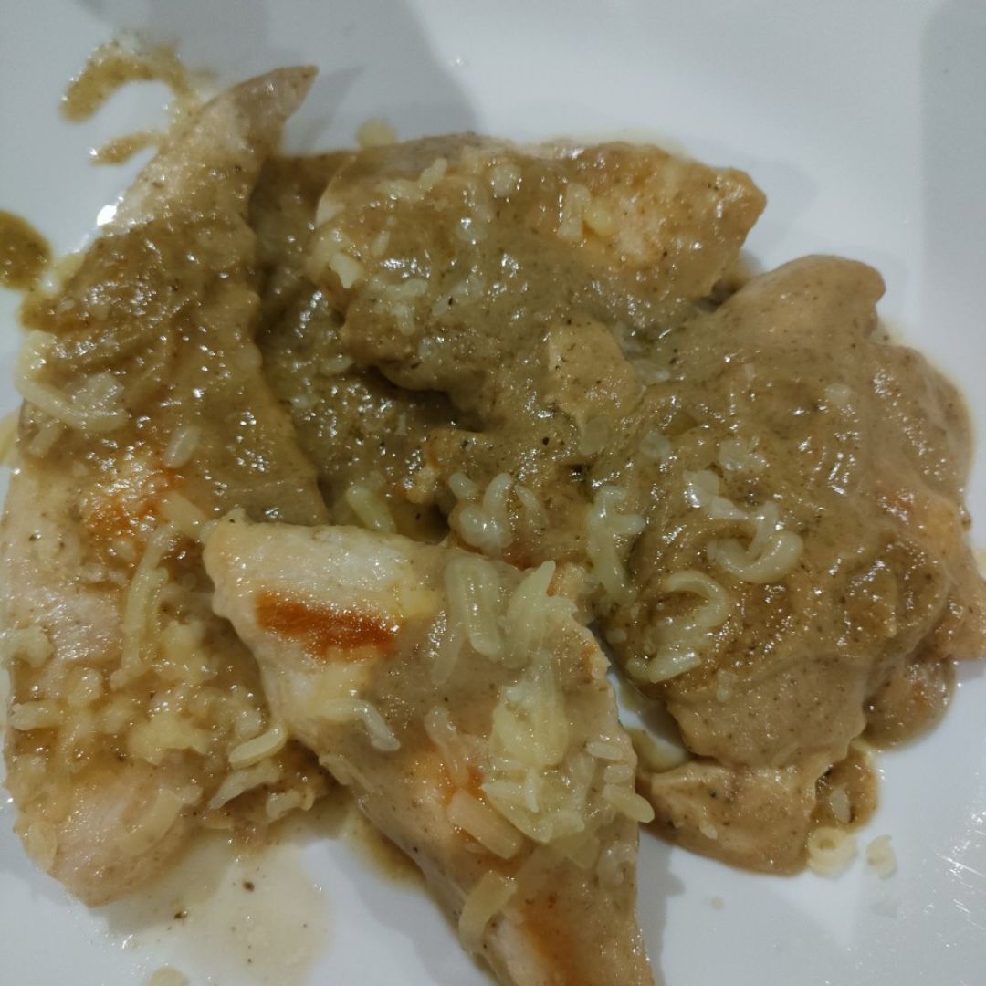 Pollo con salsa de calabacines y champiñones.