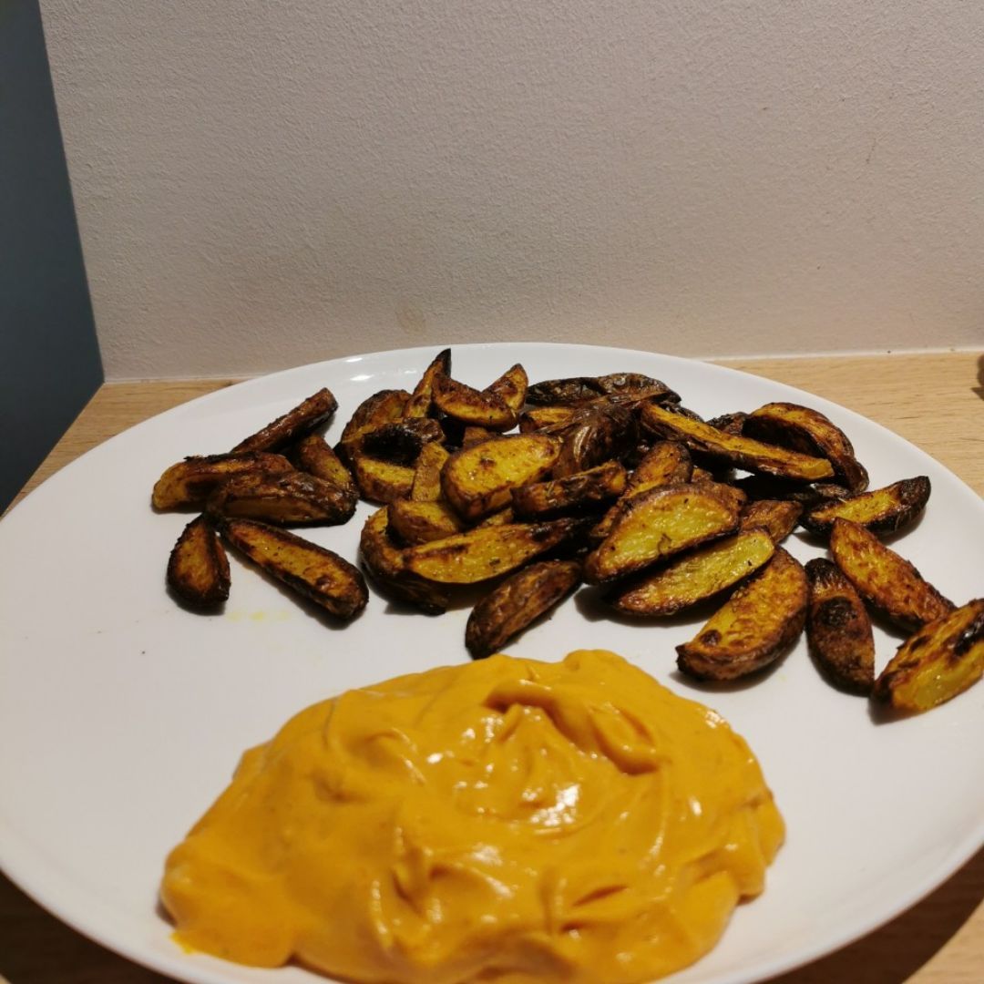 Patatas gajo con salsa de cheddar de boniato Patatas gajo con salsa de cheddar de boniato
