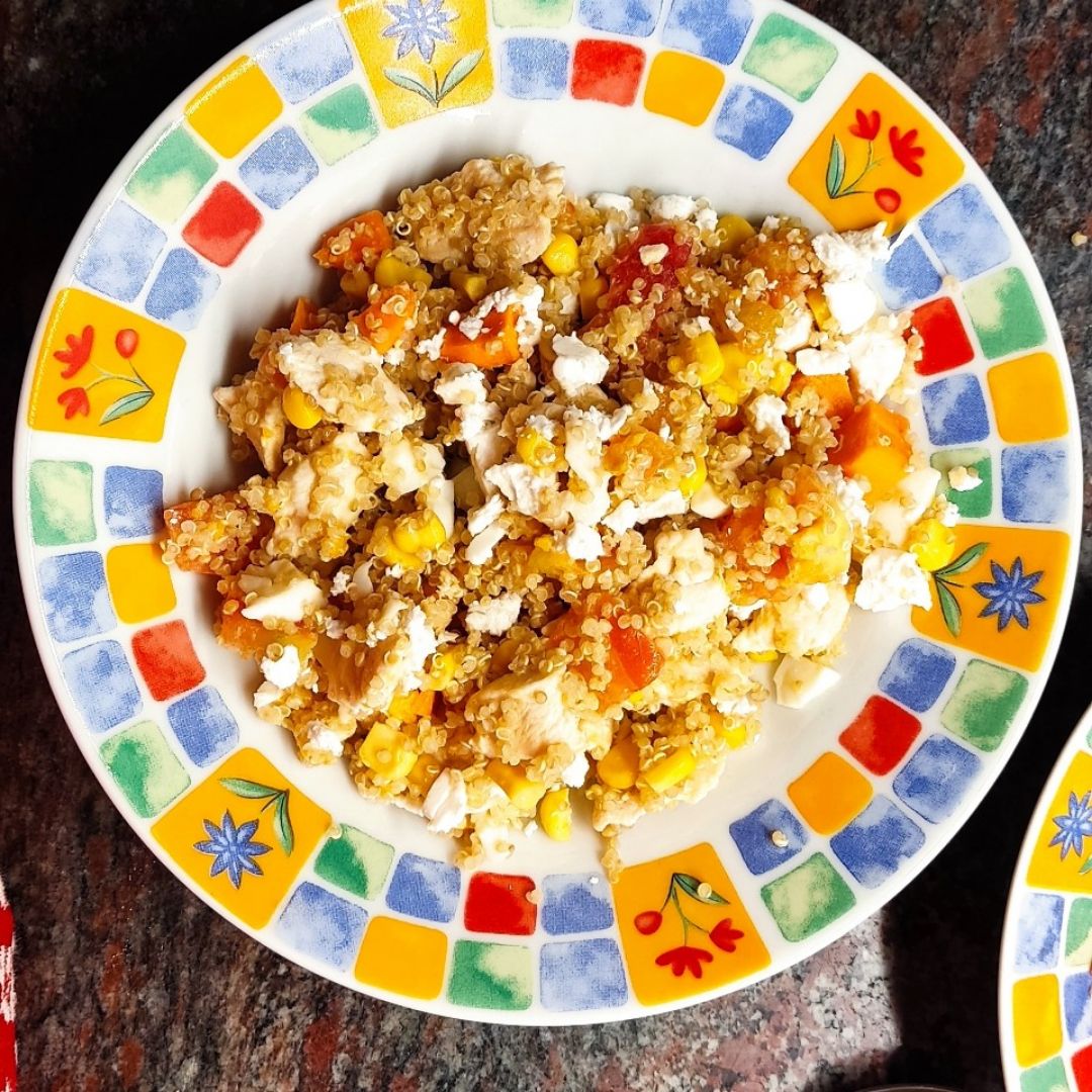 Ensalada de quinoa con pollo y queso feta Ensalada de quinoa con pollo y queso feta