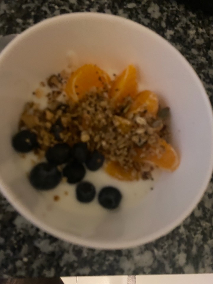 Yogurt con fruta y grabola Yogurt con fruta y grabola