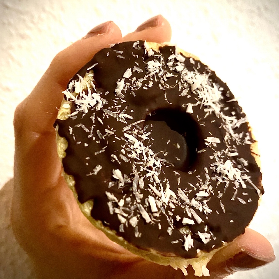 Donuts cubiertos de chocolate negro y coco 🥥 