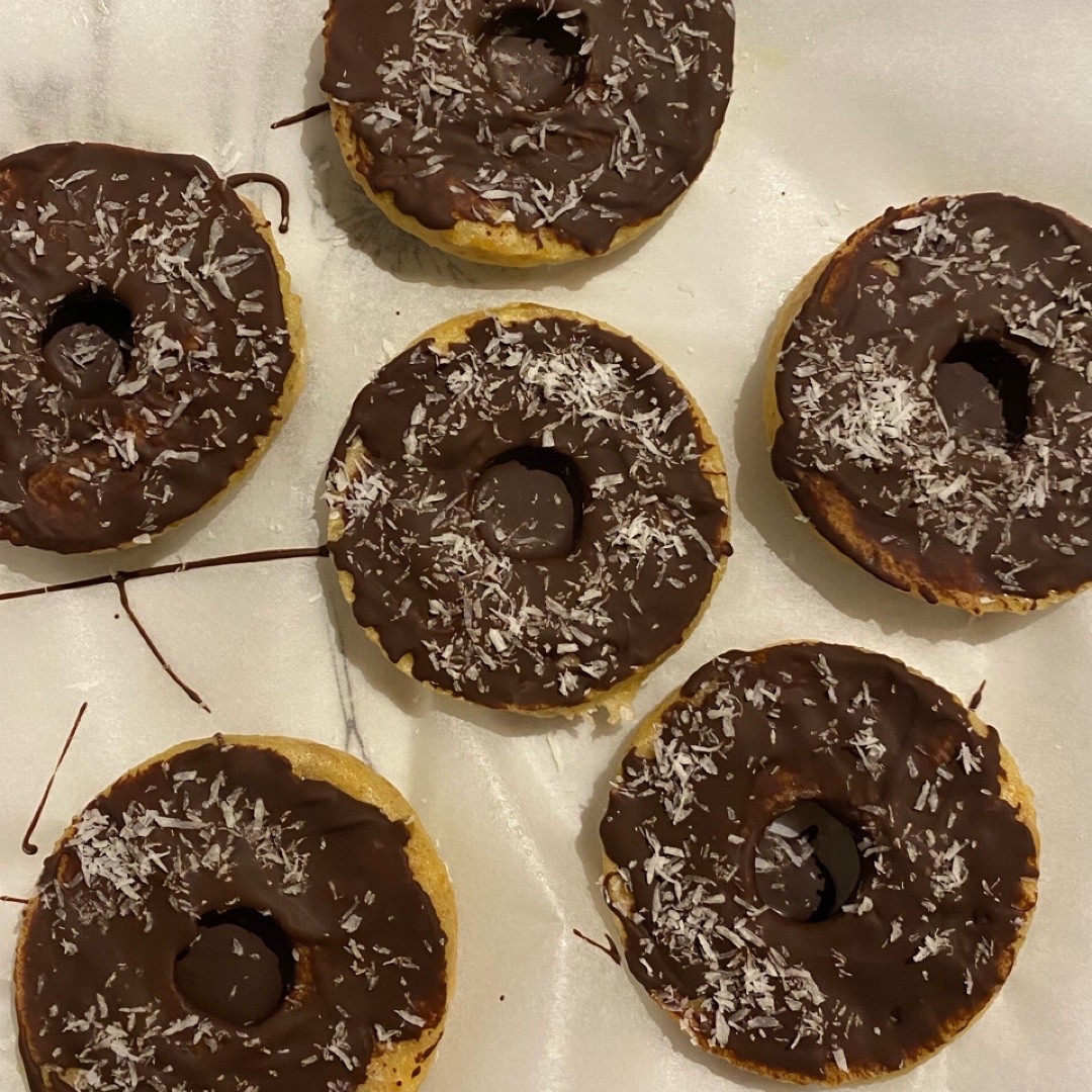Donuts cubiertos de chocolate negro y coco 🥥 