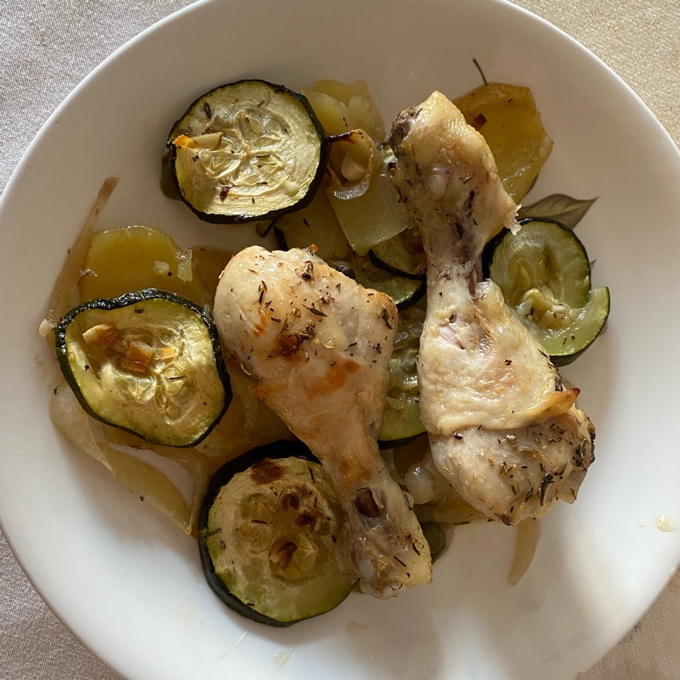 Jamoncitos de pollo al horno con verduras y patatas. Jamoncitos de pollo al horno con verduras y patatas.