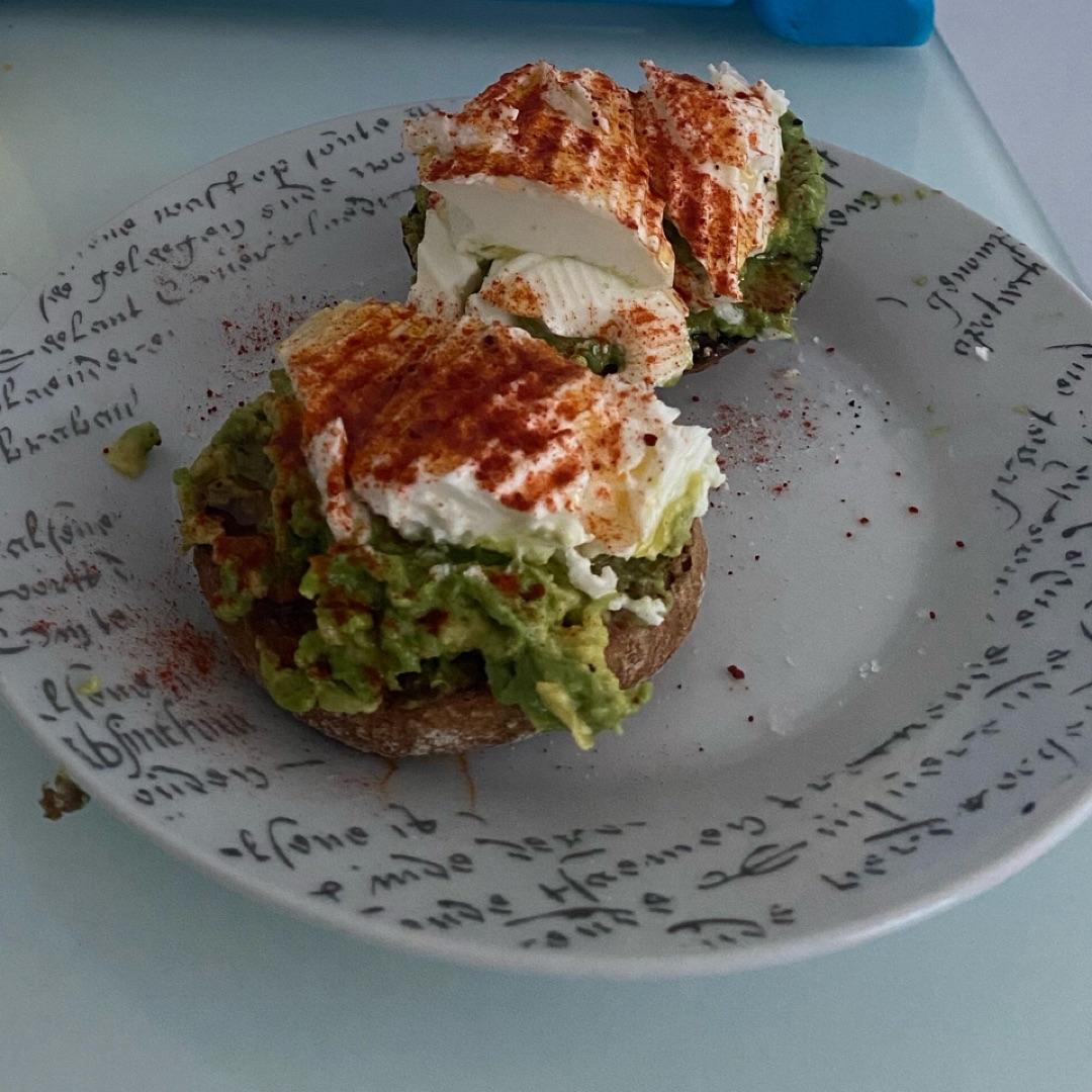 Tostada de aguacate y queso fresco Tostada de aguacate y queso fresco