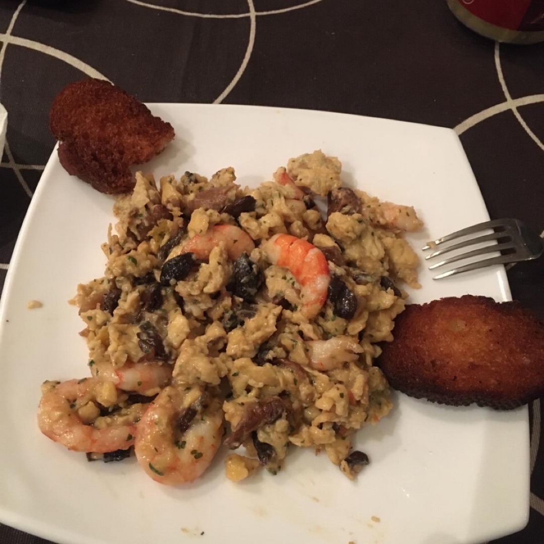 #revuelto boletus y langostinos al punto acompañado de pan frito #revuelto boletus y langostinos al punto acompañado de pan frito