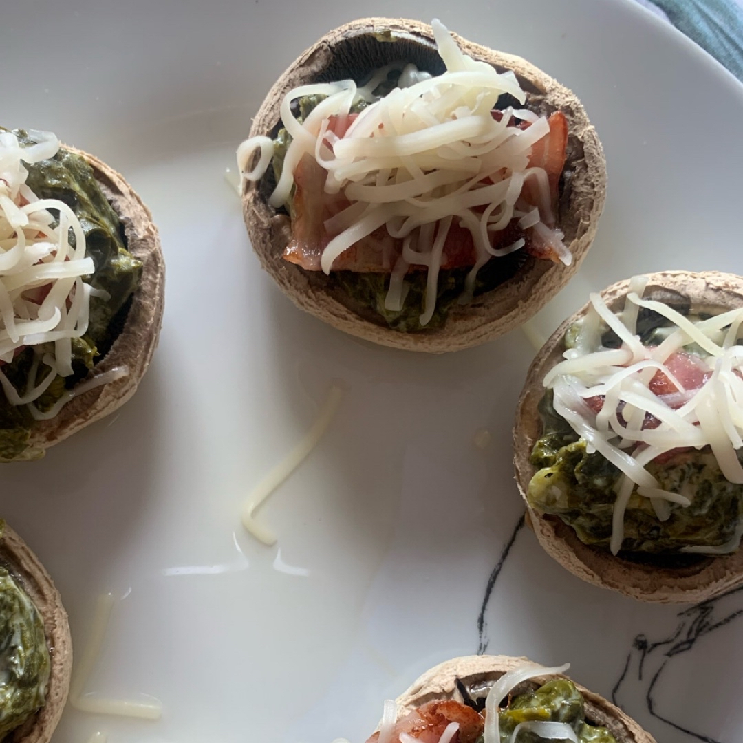 Champiñones rellenos de espinacas y queso azul Champiñones rellenos de espinacas y queso azul