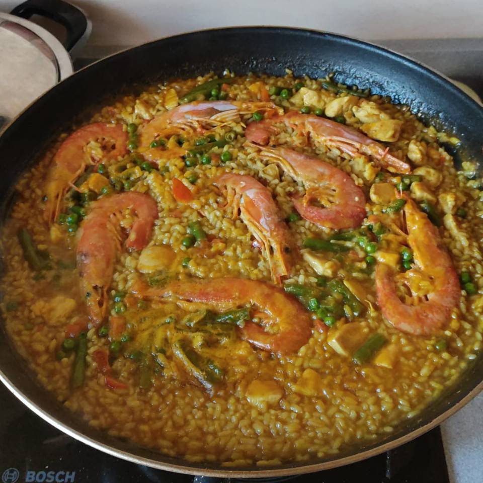 Paella de pollo y gambas