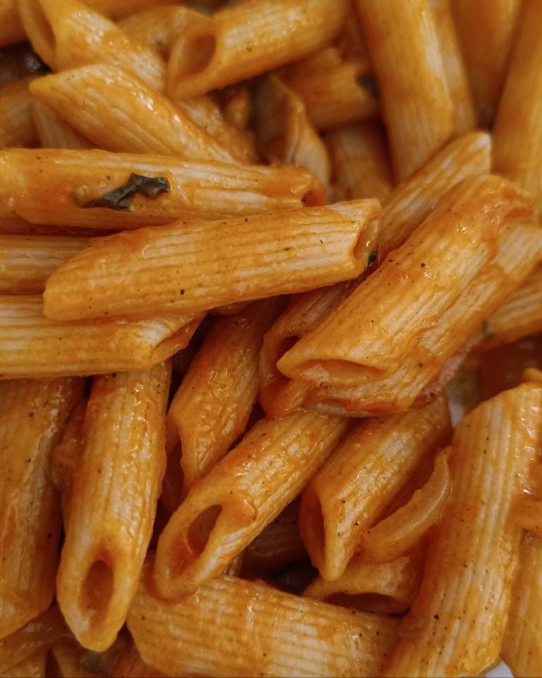 Macarrones con salsa de tomate, cebolla, setas y albahaca Macarrones con salsa de tomate, cebolla, setas y albahaca