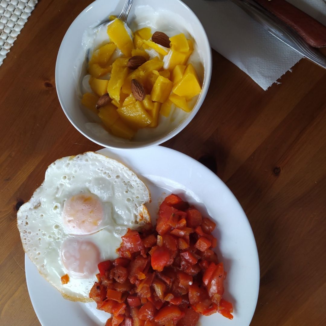 Huevos estrellados con tomates ,cebolla , pimientos . Con yogurt griego , mango y almendras. Huevos estrellados con tomates ,cebolla , pimientos . Con yogurt griego , mango y almendras.