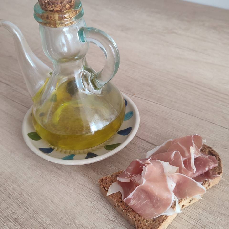 Tostada de Lino, AOVE, jamón serrano Tostada de Lino, AOVE, jamón serrano