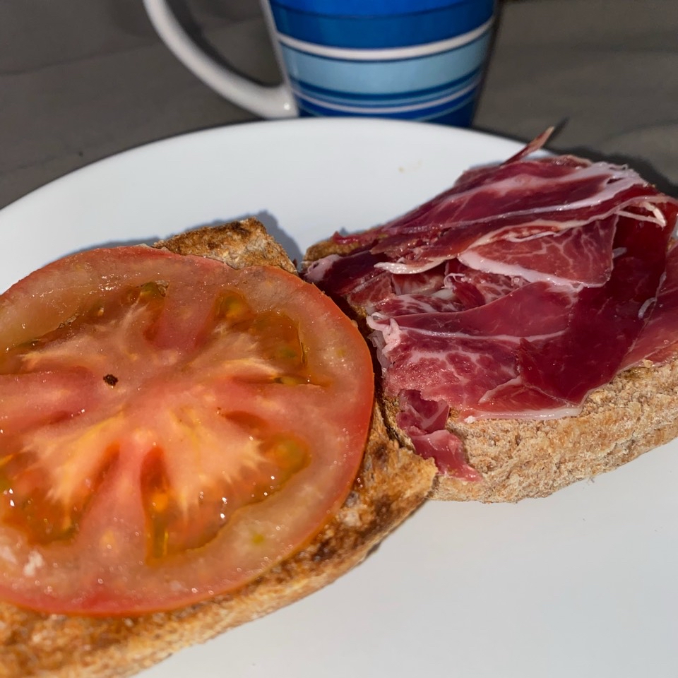 Bocadillo de tomate y jamón Bocadillo de tomate y jamón