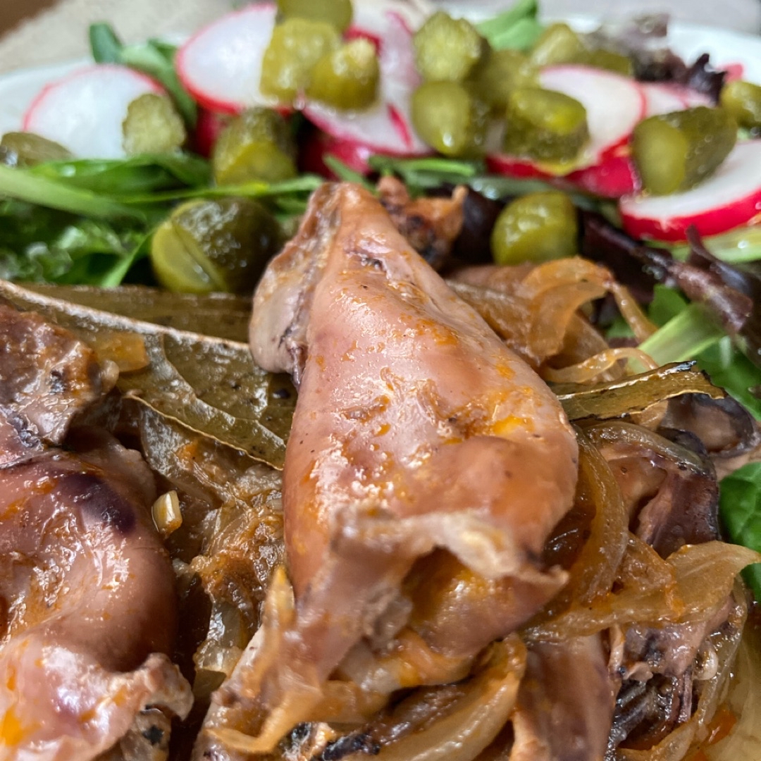 Chipirones “encebollaos” (o “afogaos” aquí en Asturias) con ensalada #comida #cena #pescadosymariscos Chipirones “encebollaos” (o “afogaos” aquí en Asturias) con ensalada #comida #cena #pescadosymariscos