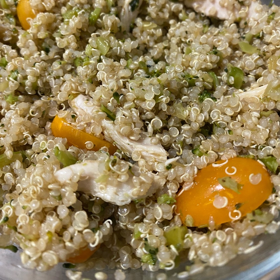 Ensalada de Kinoa con migas de brócolis y pollo Ensalada de Kinoa con migas de brócolis y pollo