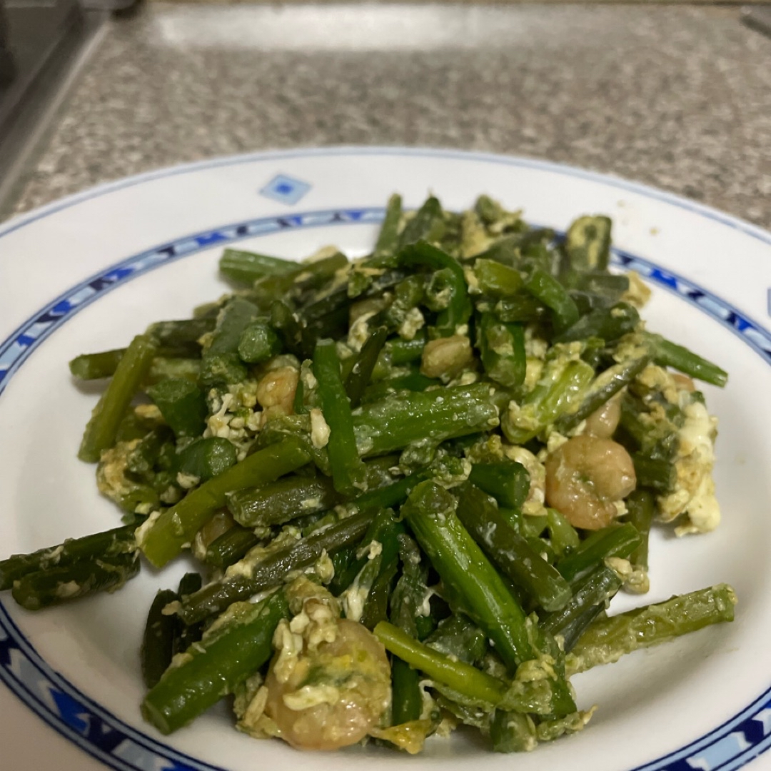 Salteado de gambas con huevo Salteado de gambas con huevo