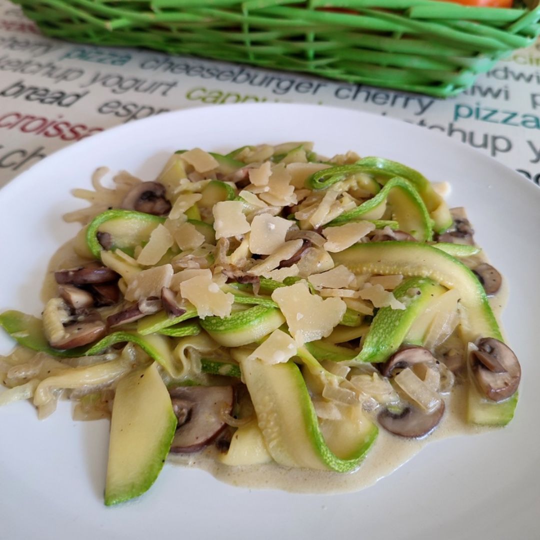 Parpadelle de 🥒 con cremosa de 🧀 y 🍄 Parpadelle de 🥒 con cremosa de 🧀 y 🍄