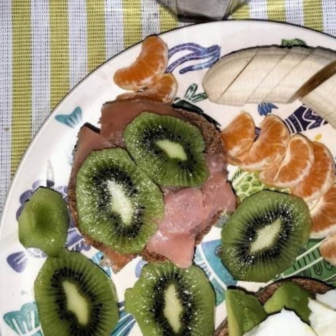 Tostada de salmón con kiwi