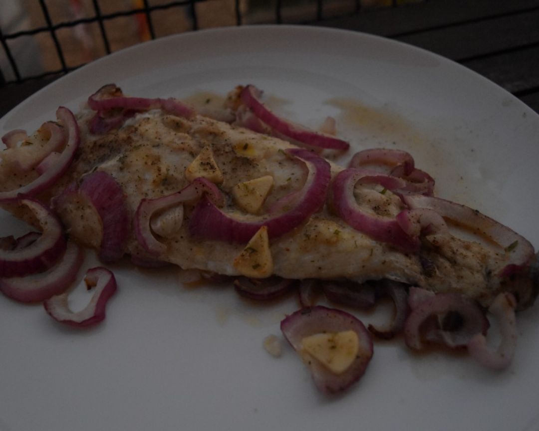 Merluza mantequilla encebollada. Merluza mantequilla encebollada.