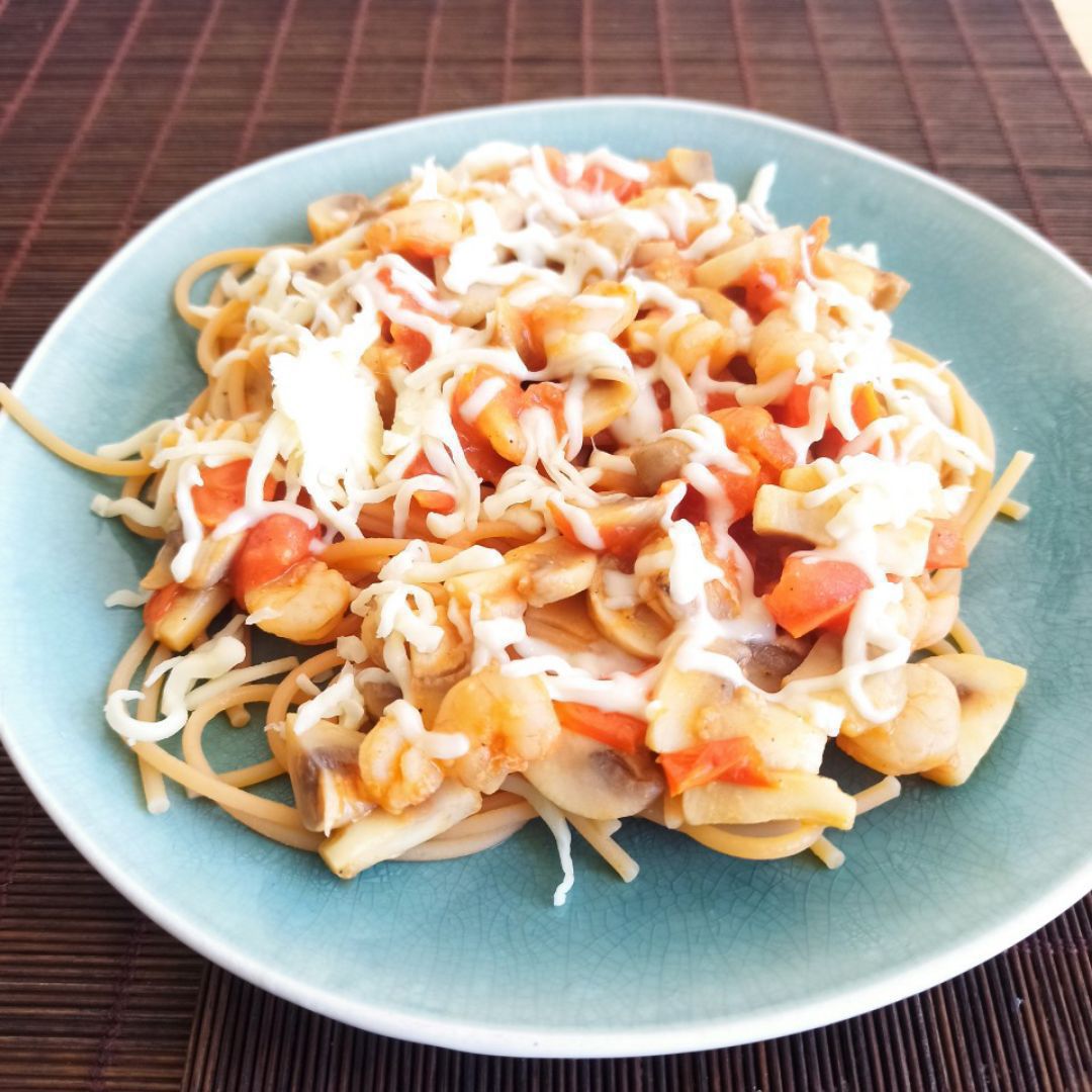 Spaghetti de lenteja roja con champis y gambitas Spaghetti de lenteja roja con champis y gambitas