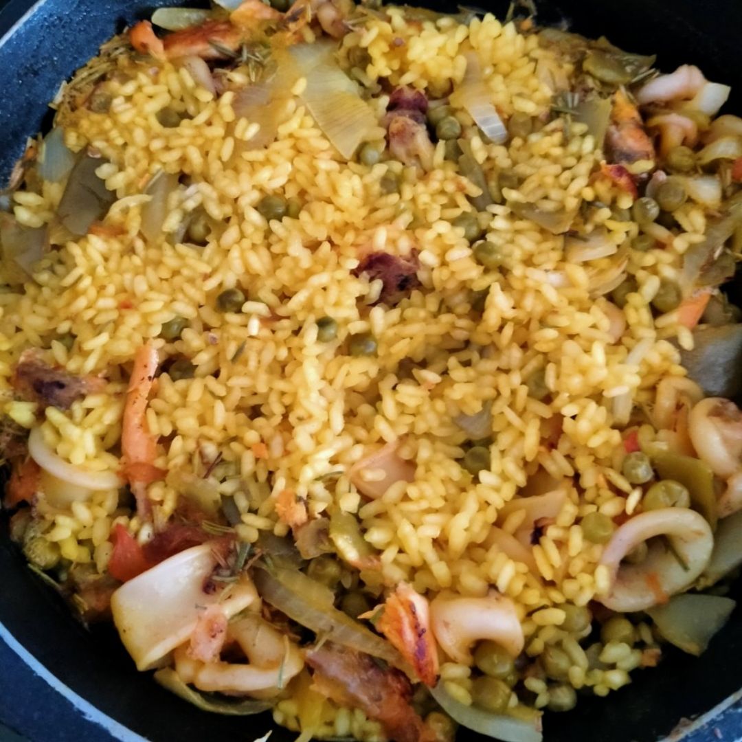 Paellita de verduras, salmón y calamares Paellita de verduras, salmón y calamares