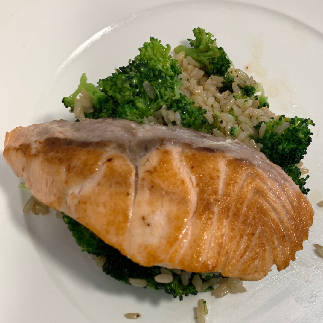 Salmón con brócoli y arroz Salmón con brócoli y arroz
